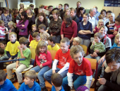 Gleich beginnen die Kinder mit ihrem tollen Programm