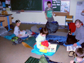 Jungen Taschenlampenlesen