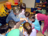 Neugierige Blicke in den Lesekoffer