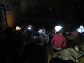 Maedchen Taschenlampenlesen